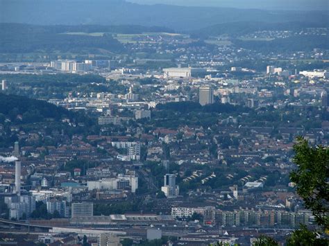 Kloten liegt etwa 10 km nordöstlich vom Zentrum der Stadt Zürich in der ...