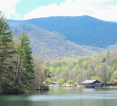 Hiking at Vogel State Park in Northern Georgia | MountainModernLife.com