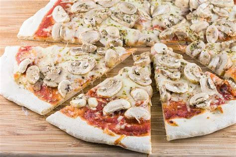 Pizza funghi (mushroom pizza) - ohmydish.com