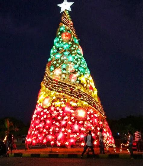 CHRISTMAS DECORATIONS AROUND THE WORLD