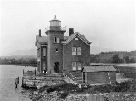 Saugerties Lighthouse, New York at Lighthousefriends.com