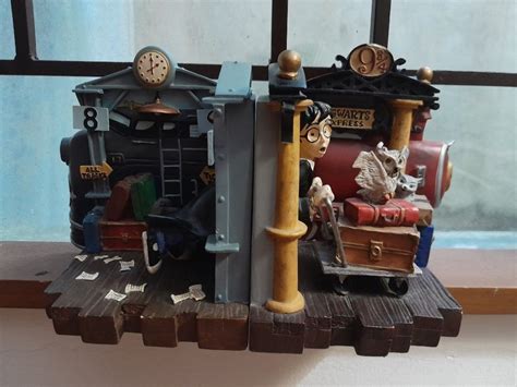 Harry Potter Bookends - Hogwarts, Furniture & Home Living, Home ...