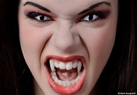 teeth-woman-vampire-girl-halloween - AmReading