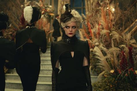 Cruella Outfits / Cruella See Emma Stone S Wickedly Fashionable Looks ...