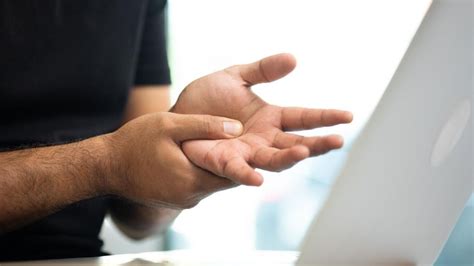 Finger Joint Pain: Causes & When to Seek Help