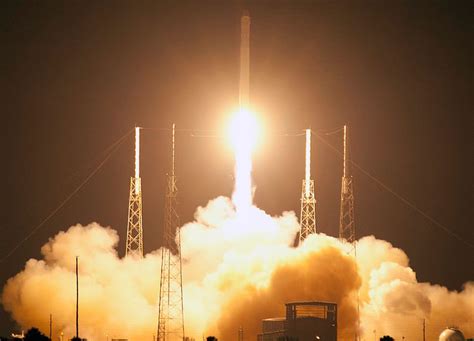 Launch Images of the SpaceX Dragon's First Flight to the Space Station ...