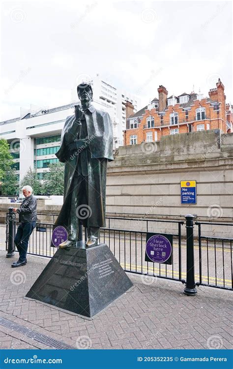 Baker Street, Sherlock Holmes Statue in London Editorial Image - Image ...