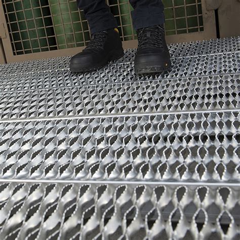 Steel Grip Strut 316 Stainless Steel Aluminum Or Q235 Mild Carbon For Stair Treads Platform Walkways