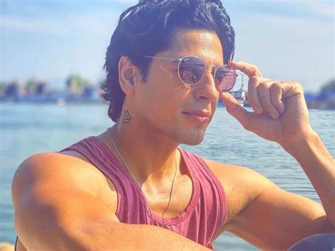 Siddharth Malhotra flaunts a new tattoo in his latest sunkissed PHOTO ...