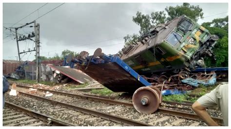 Kolkata Train Accident: पश्चिम बंगाल के बांकुड़ा में टकराई दो मालगाड़ी ...