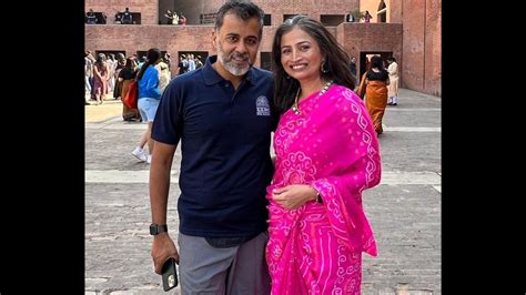 ‘Original 2 States’: Chetan Bhagat, Anusha Bhagat pose at IIM-A reunion ...