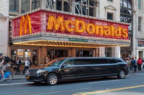 Limousine in front of Mc Donalds @ Times Square - Creative Commons Bilder