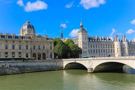 Monumento Storico Sulla Senna - Parigi, Francia Fotografia Stock Editoriale - Immagine di europa ...