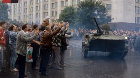 Through blood to democracy: Failed Soviet coup that fostered Russia ...