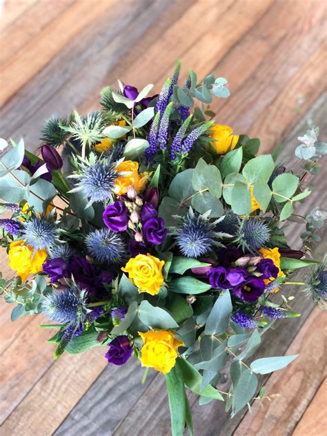 Les Fleurs d'Agrippine//Bouquet jaune et violet | Bouquets jaunes, Fleurs jaunes, Bouquet