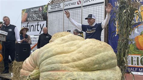 A 2,560-pound pumpkin from Minnesota breaks a new record : NPR