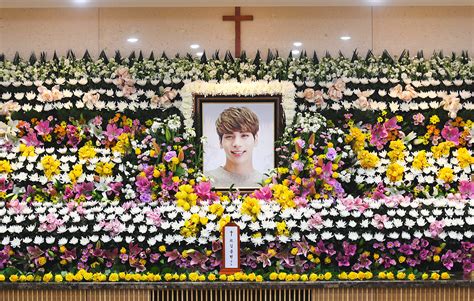 SHINee’s Kim Jonghyun’s Three-Day Funeral Begins, Fans Mourn