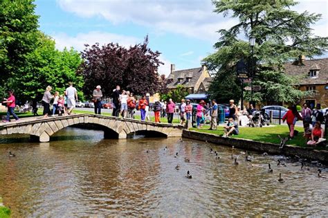 Tourists on Bridge, Bourton on the Water. Editorial Image - Image of bourton, tourism: 41990925