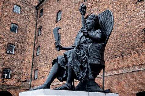 12 Extraordinary Facts About The Queen Mary I Statue - Facts.net