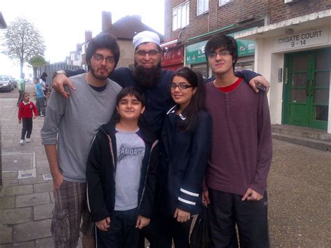 Junaid Jamshed With Family - Pakistan Images & Photos