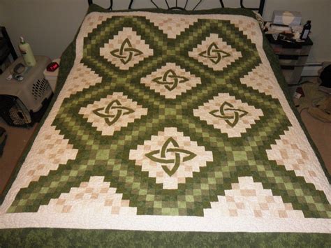 quadruple Irish chain with Celtic applique | Celtic quilt, Irish quilt, Quilts