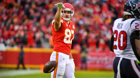 Travis Kelce scores 3 touchdowns on 10 catches in Chiefs' playoff win