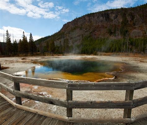 Premium Photo | Yellowstone park