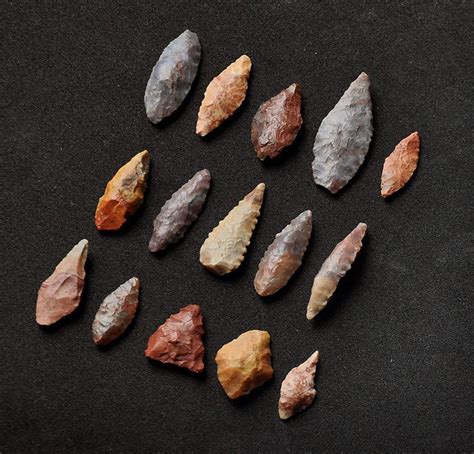 Collection of 15 flint/ jasper arrowheads from the Stone Age - 18/32 mm ...