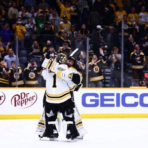 Jeremy Swayman makes 29 saves, Bruins blank Predators 5-0