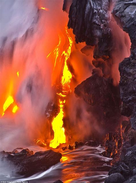 Fire and lava spew from Hawaiian volcano in extraordinary images that | Volcano, Lava flow ...