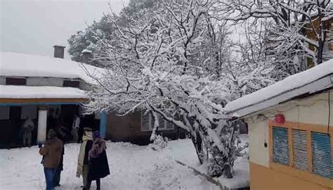 Murree weather update: Tourists throng hill station to enjoy snowfall ...