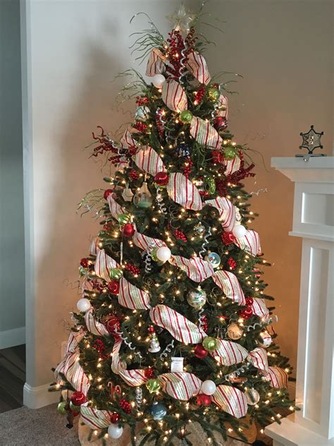 20+ Gorgeous Green Christmas Tree Decorations Ideas - SWEETYHOMEE