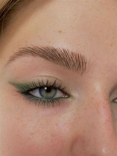 colorful smokey eyeliner | Eye makeup, Makeup inspiration, Green makeup