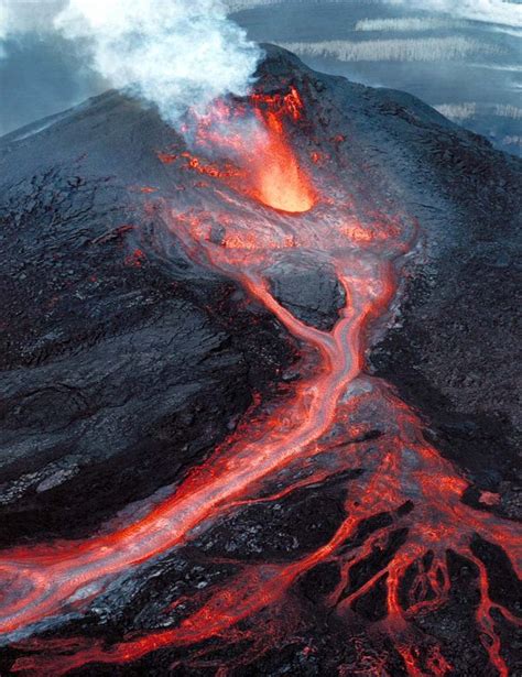 Pu'u O'o Lava River, Hawaii | Volcano, Beautiful nature, Nature images