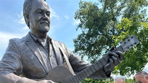 Nelson County unveils Earl Hamner Jr. and Jimmy Fortune statues