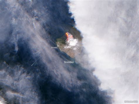 Italy's Stromboli Volcano Eruption Spotted From Space - GreekReporter.com