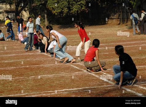 Mumbai, Maharashtra, India, Asia, Jan. 12, 2007 - Unidentified Indian ...