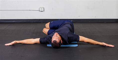 Come rilassare la schiena a casa: esercizi per l'allungamento