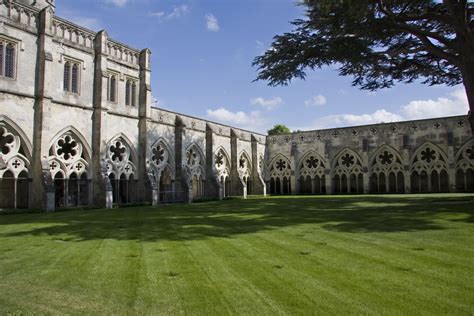 File:Salisbury Cathedral Cloisters.jpg - Wikipedia