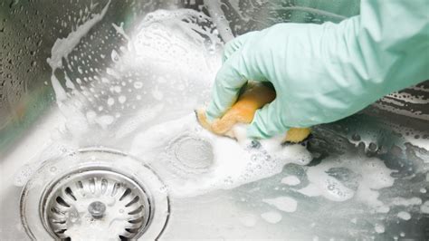 The Cleaning Solution You Can Use To Freshen Up A Smelly Sink Drain In A Pinch