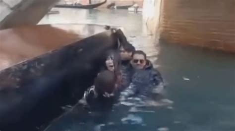 Selfie-taking tourists launched from Venice gondola after refusing to sit down | OverSixty