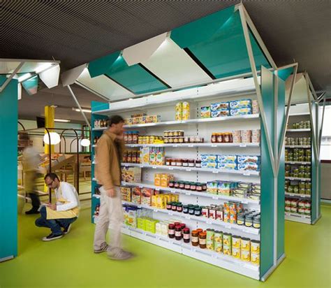 25 Dynamic Grocery Store Displays