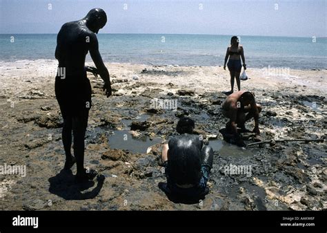 EinGedi the Dead Sea Spa resort in Israel on border Mud bathers get ...