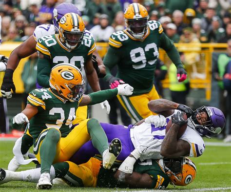 Vikings beat Packers, lose Kirk Cousins to injury | Reuters