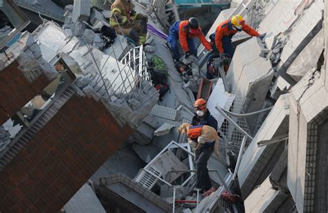 17 Photos of Rescue Workers Saving Lives Following Massive Earthquake ...