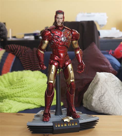 HOT TOYS IRON MAN BATTLE DAMAGED : HOT TOYS IRON - BEST TOYS FOR 4 YEAR ...