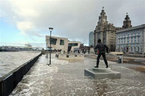 Mersey weather warning issued for Saturday as heavy winds forecast - Liverpool Echo