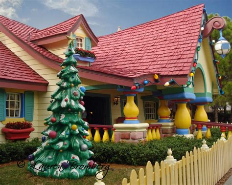 Mickey's House At Christmas on Luulla