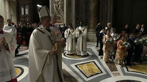 Pope celebrates Midnight Mass at the Vatican - YouTube