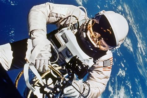 Gemini 4 Spacewalk 1965 Nastronaut Edward H White During Spacewalk 3 ...